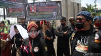 Kapolsek Tanah Abang AKBP Haris Kurniawan mengatakan ada 150 personel gabungan mengamankan demo masyarakat Sunda di depan DPR. Polisi bersiaga di sejumlah titik lokasi demo.