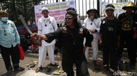 Massa menuntut PDIP memecat kadernya, Arteria Dahlan, jika ingin tetap mendapatkan suara dari wilayah Jawa Barat (Jabar). Mereka juga beraksi debus.