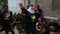 Aksi debus tersebut bertujuan untuk memperlihatkan bahwa masyarakat Sunda tidak takut terhadap apa pun, serta ingin menunjukkan bahwa masyarakat Sunda adalah masyarakat yang kuat.