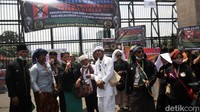 Selain melakukan aksi debus, massa aksi terlihat membentangkan spanduk bertulisan Pecat dan Proses Hukum Arteria Dahlan. Massa mendesak Ketua Umum PDIP Megawati Soekarnoputri memecat Arteria Dahlan apabila tetap ingin mendapat suara dari Jabar.