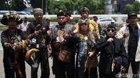 Massa aksi yang terdiri atas masyarakat Sunda Karawang, Bogor, Depok, dan Sumedang, menuntut anggota DPR F-PDIP Arteria Dahlan dipecat.