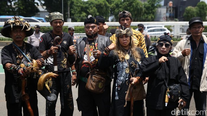 Massa aksi yang tergabung dalam Aliansi Komunitas Budaya Jawa Barat menggelar demo di depan gedung DPR RI.