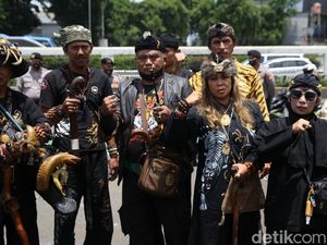 Foto-foto Masyarakat Sunda Geruduk DPR
