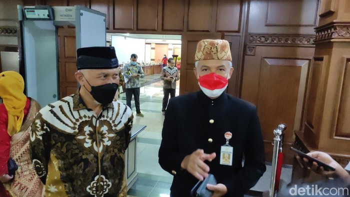Gubernur Jawa Tengah Ganjar Pranowo bersama Gubernur Sumatera Barat di Semarang.