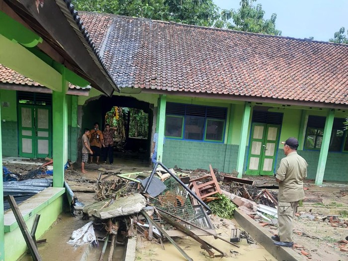 Gedung SMA Negeri 1 Kemusu, Boyolali rusak diterjang banjir, Kamis (27/1/2022).