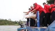 Tebar Bibit Ikan di Waduk Jatibarang, Ganjar: Kita Turunkan Stunting