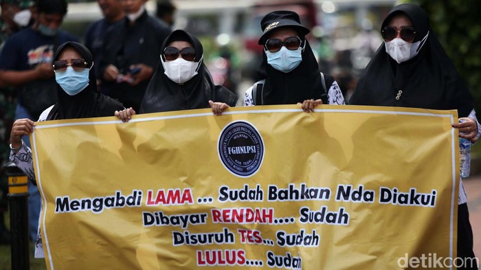 Forum Guru Honorer Negeri Lulus Passing Grade Seluruh Indonesia (FGHNLPSI)  menggelar aksi unjuk rasa di depan gedung DPR, Kamis (27/1). Salah satu tuntutannya adalah menolak seleksi PPPK guru tahap 3.
