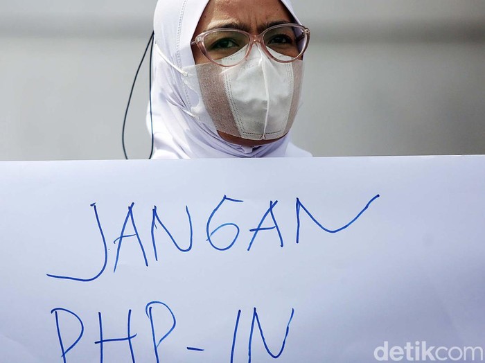 Forum Guru Honorer Negeri Lulus Passing Grade Seluruh Indonesia (FGHNLPSI)  menggelar aksi unjuk rasa di depan gedung DPR, Kamis (27/1). Salah satu tuntutannya adalah menolak seleksi PPPK guru tahap 3.