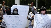 Mereka terus berorasi sambil mengepalkan tangan di depan gerbang gedung DPR, Jakarta.