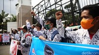 Mereka sudah mengikuti seleksi pegawai pemerintah dengan perjanjian kerja (PPPK). Namun, ternyata tidak juga berhasil karena formasi terbatas.