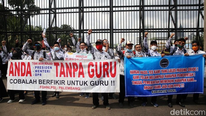 Guru Honorer Demo di Gedung DPR Forum Guru Honorer Negeri Lulus Passing Grade Seluruh Indonesia (FGHNLPSI) menggelar aksi unjuk rasa di depan gedung DPR, Kamis (27/1). Salah satu tuntutannya adalah menolak seleksi PPPK guru tahap 3.