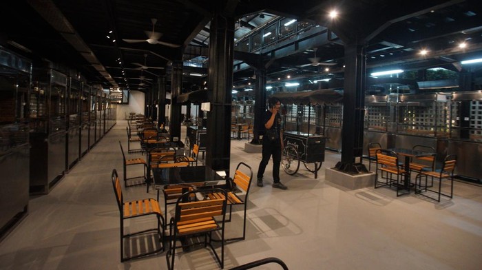 Ini Tempat Relokasi PKL Malioboro Warga melintas di area Teras Malioboro saat Wilujengan atau selamatan Teras Malioboro, Yogyakarta, Rabu (26/01/2022). Mulai Februari 2022 Pedagang Kaki Lima (PKL) Malioboro akan direlokasi di dua lokasi baru yakni di eks Gedung Bioskop Indra denga nama Teras Malioboro 1 dan eks Gedung Dinas Pariwisata DIY dengan nama Teras Malioboro 2. ANTARA FOTO/Andreas Fitri Atmoko/RWA.
