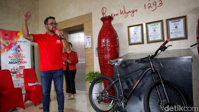 PDI Perjuangan akan menggelar Banteng Ride and Run Night 2022 sekaligus pembagian ribuan sepeda untuk guru dan ribuan sepatu untuk siswa.