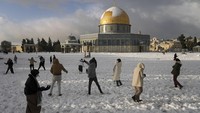 Warga tampak menikmati bermain salju di sekitar kawasan Dome of The Rock. Serpihan salju mulai jatuh sekitar pukul 19.30 dan diperkirakan akan terus berlanjut sepanjang malam. Salju itu menumpuk sekitar 10 sentimeter.
