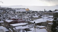Menurut The Times of Israel yang dikutip detikTravel, salju turun pada Rabu malam (26/1) itu mengakibatkan penutupan jalan raya utama ke ibu kota. Cuaca buruk telah dirasakan warga Yerusalem sejak Rabu pagi dengan kondisi yang terus menyebar ke selatan sepanjang hari.