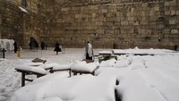 Di Gilo, cukup banyak salju yang turun sekitar pukul 20.30. Badai salju itu juga membawa angin kencang. Sementara, menurut Badan Meteorologi Israel, daerah yang memiliki ketinggian lebih dari 700 meter di Tepi Barat dan Utara diperkirakan akan mengalami hujan salju tinggi.