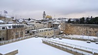 Diberitakan AP, salju turun di atas Dome of The Rock di kompleks Masjid Al Aqsa, Kota Tua Yerusalem pada Rabu hingga Kamis (27/1/2022).