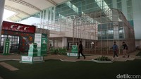 Kemudian di lobi bandara juga terlihat hanya beberapa orang petugas yang berjaga. Sejumlah bangku penumpang di area lobi tampak kosong. Beberapa tempat makan juga tutup karena tidak adanya penumpang yang datang. 
