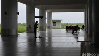 Beberapa petugas kebersihan tampak sedang membersihkan area lobi bandara. Meski begitu masih ada beberapa orang warga yang datang ke Bandara Kertajati untuk sekedar melihat-lihat area bandara.