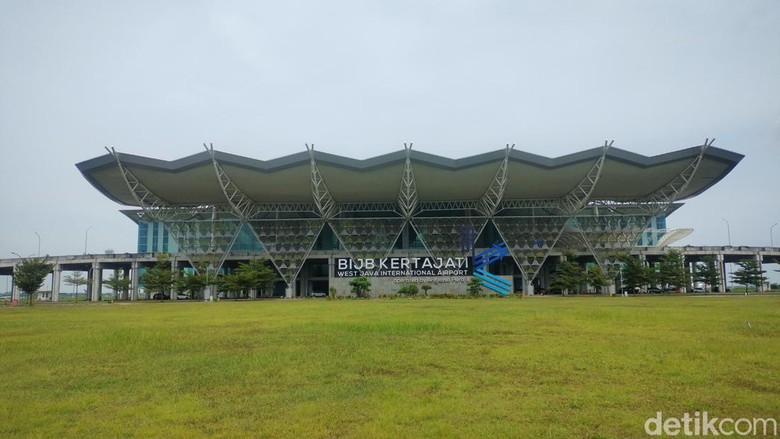 Situasi Bandara Internasional Jawa Barat (BIJB) Kertajati, Majalengka masih terlihat sepi pengunjung. Ini penampakannya.