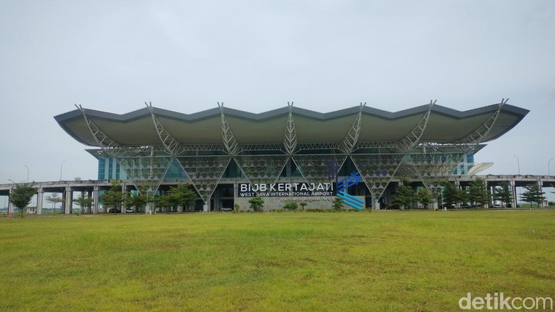 Jadi Penampung Maskapai dari Halim, Kertajati Kok Sepi Peminat? Situasi Bandara Internasional Jawa Barat (BIJB) Kertajati, Majalengka masih terlihat sepi pengunjung. Ini penampakannya.