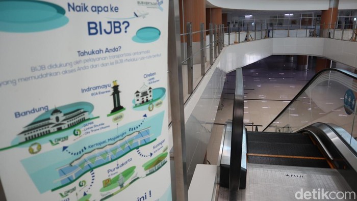 Situasi Bandara Internasional Jawa Barat (BIJB) Kertajati, Majalengka masih terlihat sepi pengunjung. Ini penampakannya.