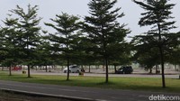 Pantauan detikcom Kamis (27/1/2022) sekitar pukul 12.00 WIB, jalan masuk menuju kawasan bandara hanya dilintasi oleh beberapa kendaraan. Area parkir juga tampak lengang dan hanya diisi oleh kendaraan pegawai.