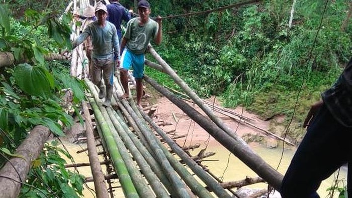 Para petani di Kampung Cinangga Lebak, Desa Bayah Timur, Kabupaten Lebak, harus bertarung nyawa ketika mengangkut hasil panen. Pasalnya, para petani harus melewati jembatan gantung Leuwi Renghas yang kondisinya sangat memprihatikan.