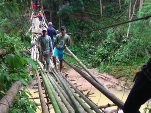 Petani di Lebak Bertarung Nyawa Lewati Jembatan Lapuk