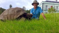 Menurut Matt Joshua, kepala pariwisata di St. Helena, Jonathan sebenarnya bisa jadi memiliki usia lebih dari 200 tahun. Informasi mengenai kedatangannya di pulau itu tidak tepat dan karena tidak ada catatan pasti tentang kelahirannya.