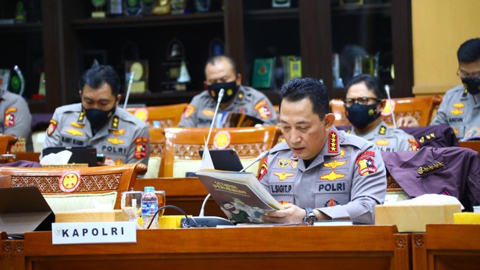 Kapolri Jenderal Listyo Sigit memegang buku Setapak Perubahan