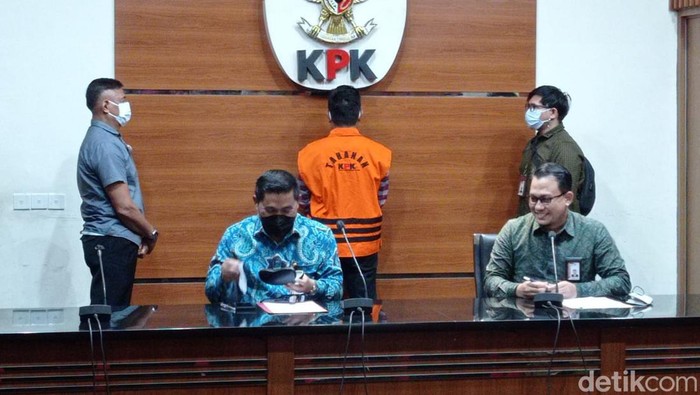Kasi Penyidikan Pidsus Kejati Riau, Rizky Rahmatullah saat jumpa pers di KPK