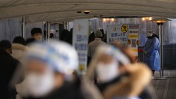 Korea Selatan mulai memberlakukan aturan baru untuk merespons kasus COVID-19 baru yang melonjak hampir 50 persen dalam sehari.