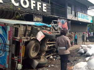 Dua Truk Bertabrakan di Jombang, Sopir Luka Berat Terjepit Kabin