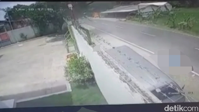 Kecelakaan lalu lintas yang membuat seorang penumpangnya terlempar dari mobil terjadi di Jalan Raya Karangnunggal, Tasikmalaya