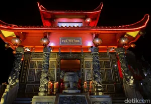Melihat Lagi Keindahan Klenteng Fuk Tet Che saat Malam Hari