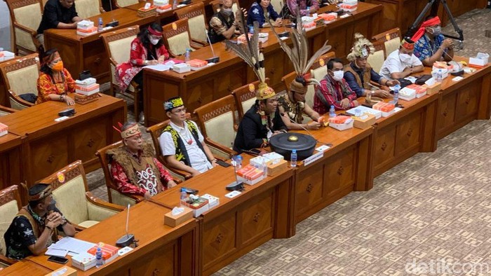 Kelompok adat Kalimantan melakukan audiensi dengan Komisi III DPR RI soal Edy Mulyadi (Eva Safitri/detikcom)