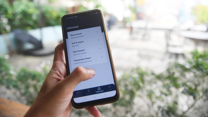 Warga mengakses aplikasi M-Paspor di Jakarta, Kamis (27/1/2022). Kemenkumham resmi meluncurkan aplikasi Mobile Paspor atau M-Paspor yang dapat digunakan masyarakat untuk membuat paspor secara daring. ANTARA FOTO/Akbar Nugroho Gumay/hp.
