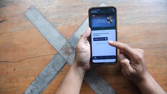 KEMENKUMHAM LUNCURKAN APLIKASI M-PASPOR Warga mengakses aplikasi M-Paspor di Jakarta, Kamis (27/1/2022). Kemenkumham resmi meluncurkan aplikasi Mobile Paspor atau M-Paspor yang dapat digunakan masyarakat untuk membuat paspor secara daring. ANTARA FOTO/Akbar Nugroho Gumay/hp.