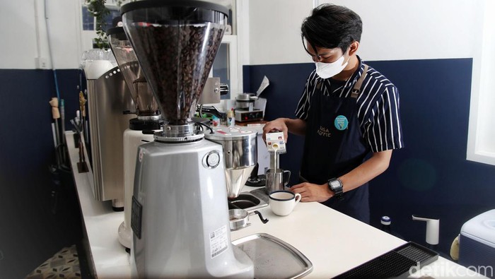 Keren, Kafe Ini Layani Pengunjung dengan Robot Barista mengoperasikan robot saat mengantar kopi kepada pembeli di kawasan Kafe Rasa Koffie, Pasar Baru, Rabu (26/1). Kafe yang dibangun pada 2020 itu menggunakan robot sebagai pelayan pembeli.
