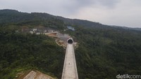 Untuk diketahui terdapat 13 tunnel di sepanjang trase Kereta Cepat Jakarta-Bandung. Hingga saat ini, sudah 10 dari 13 tunnel berhasil tembus. Dari ketiga belas tunnel itu, Tunnel 6 yang berlokasi di kawasan Cikalong Wetan menjadi salah satu tunnel terpanjang dengan panjang 4.478 meter. Tunnel ini menjadi salah satu tunnel yang ditargetkan dalam waktu dekat akan tembus karena progres konstruksi sudah mencapai 97,01 persen.