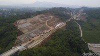 Proyek Kereta Cepat Jakarta-Bandung (KCJB). Proyek yang membentang dari Halim, Jakarta hingga Tegalluar, Bandung ini direncanakan melakukan trial run pada akhir tahun 2022. Tak hanya itu, uji coba KCJB juga diusulkan untuk jadi bagian dari kegiatan kunjungan G20.