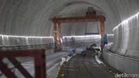 Produksi Electric Multiple Unit (EMU) KCJB yang dilakukan di CRRC Sifang, Tiongkok pun sudah mencapai 85%. Artinya, 7 dari 11 unit EMU atau kereta yang akan digunakan untuk KCJB sudah selesai diproduksi.