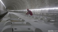 Petugas menyelesaikan pengerjaan di Proyek Kereta Cepat Jakarta Bandung, Kamis (27/1/2022). Terus dikebut siang malam Kereta Cepat bakal uji coba pada akhir tahun 2022.