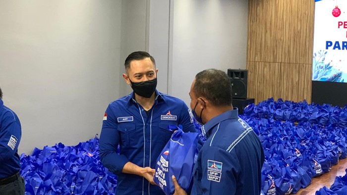 Ketua Umum Partai Demokrat Agus Harimurti Yudhoyono (AHY) saat membagikan sembako (Foto: Rakha/detikcom)