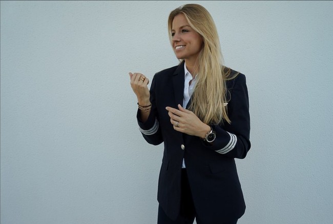 Kim De Klop mengaku bangga bisa mendobrak batasan di industri aviasi sebagai pilot, meskipun kemampuannya kerap diragukan karena usia dan gender.  Foto: Instagram/@737pilotgirl