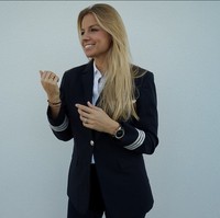 Kim De Klop mengaku bangga bisa mendobrak batasan di industri aviasi sebagai pilot, meskipun kemampuannya kerap diragukan karena usia dan gender.  Foto: Instagram/@737pilotgirl