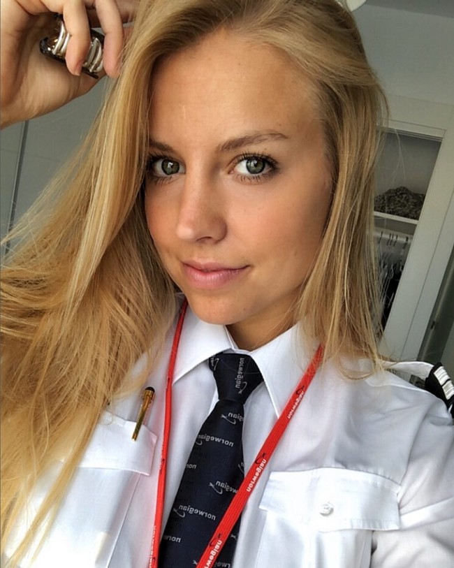 Wanita dengan nama asli Kimberly ini mulai menerbangkan pesawat Boeing 737 di usia 21 tahun. Dia pernah bekerja di berbagai maskapai mulai dari Blue Air hingga Norwegian Airlines. Foto: Instagram/@737pilotgirl