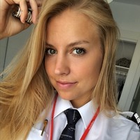 Wanita dengan nama asli Kimberly ini mulai menerbangkan pesawat Boeing 737 di usia 21 tahun. Dia pernah bekerja di berbagai maskapai mulai dari Blue Air hingga Norwegian Airlines. Foto: Instagram/@737pilotgirl