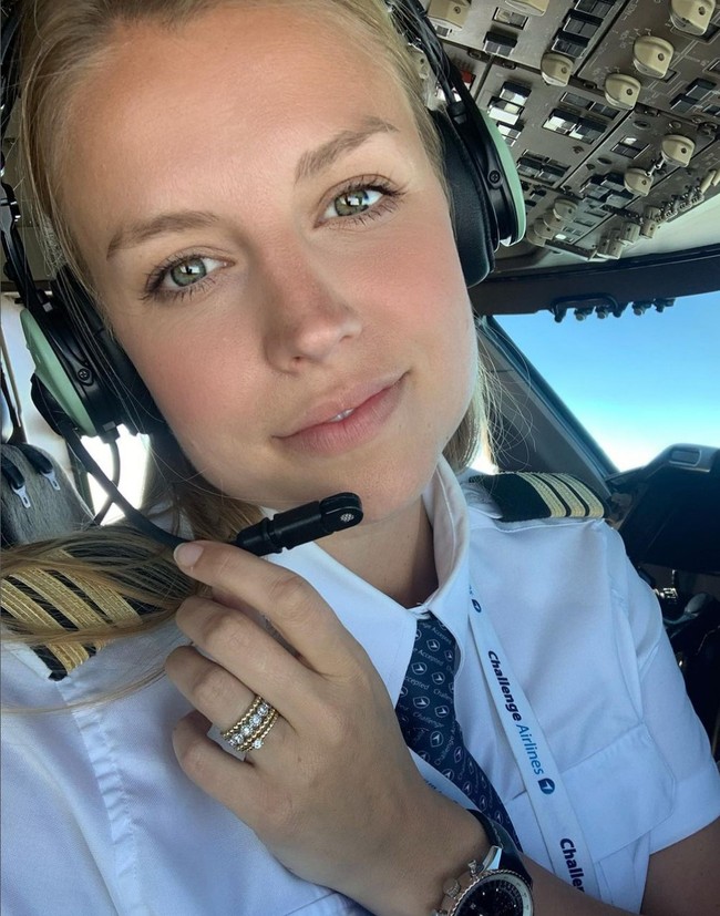 2. Kim De Klop tertarik dengan dunia penerbangan sejak usia 19 tahun. Setelah memutuskan untuk jadi pilot profesional, dia mulai pelatihan di Rumania dan bekerja untuk penerbangan berbujet rendah. Foto: Instagram/@737pilotgirl